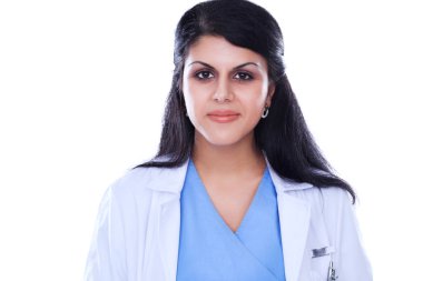 Beyaz arka planda duran pano ve steteskoplu genç doktor ya da doktor.