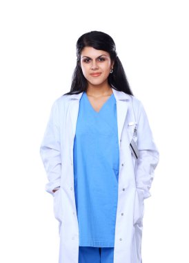 Beyaz arka planda duran pano ve steteskoplu genç doktor ya da doktor.