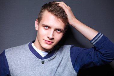 siyah background.portrait genç bir adam üzerinde genç bir adam portresi.