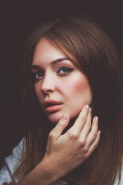 Siyah arka plan üzerine izole güzel bir kadın portresi. Güzel bir kadın portresi