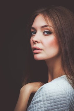 Siyah arka plan üzerine izole güzel bir kadın portresi. Güzel bir kadın portresi