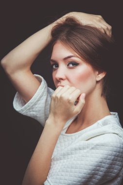 Siyah arka plan üzerine izole güzel bir kadın portresi. Güzel bir kadın portresi