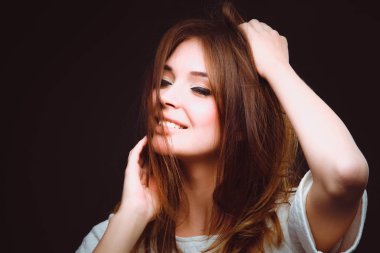 Siyah arka plan üzerine izole güzel bir kadın portresi. Güzel bir kadın portresi
