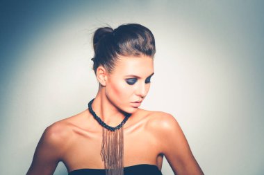 Kolyeli güzel bir kadının portresi, beyaz arka planda izole edilmiş. Güzel bir kadının portresi..