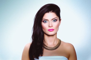 Gri arka planda izole edilmiş güzel bir kadının portresi. Güzel bir kadının portresi