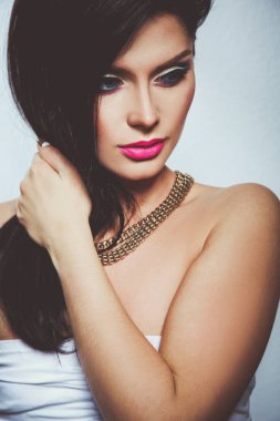 Gri arka planda izole edilmiş güzel bir kadının portresi. Güzel bir kadının portresi