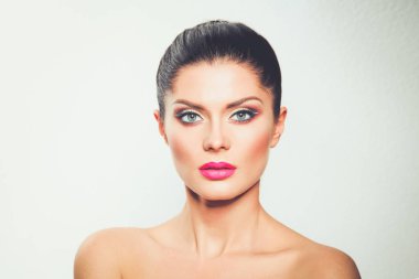 Gri arka planda izole edilmiş güzel bir kadının portresi. Güzel bir kadının portresi