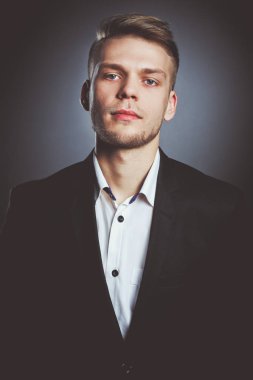 Ayakta, gri arka plan üzerinde izole delikanlı. Genç erkekler