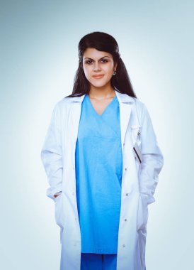 Beyaz arka planda duran pano ve steteskoplu genç doktor ya da doktor.