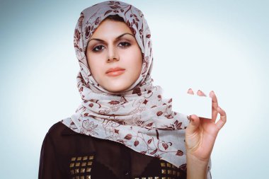 Kızıl bir eşarp takan Asyalı genç bir kadın portresi. Genç Asyalı kadın.