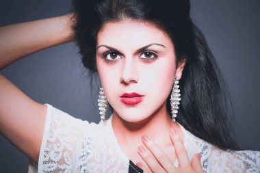 Gri arka plan üzerinde duran güzel kadın. Güzel kadın