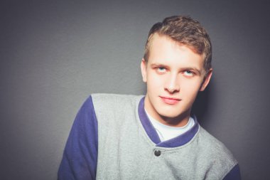 siyah background.portrait genç bir adam üzerinde genç bir adam portresi.