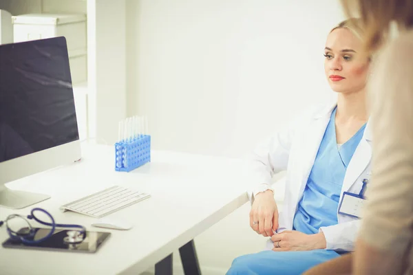 Doktor ve hasta masada otururken bir şey tartışıyorlar. Tıp ve sağlık hizmetleri kavramı. Doktor ve hasta. — Stok fotoğraf