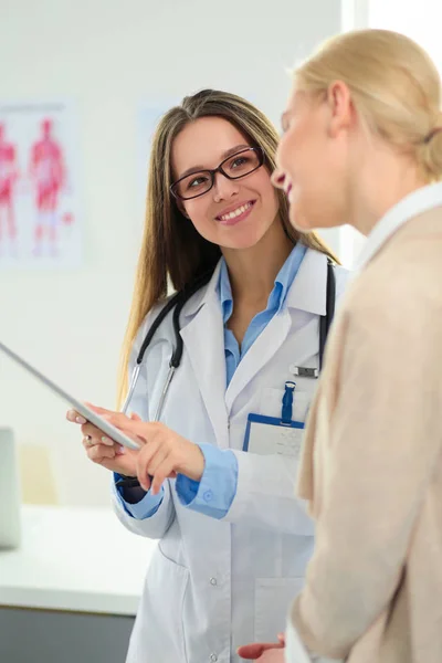 Doctor and patient discussing something while sitting at the table . Medicine and health care concept — Stock Photo, Image