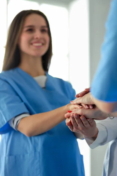 Médicos e enfermeiros em uma equipe médica empilhando mãos — Fotografia de Stock