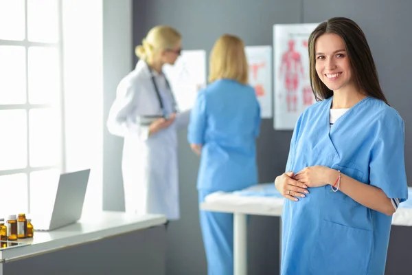 Beautiful smiling pregnant woman with the doctor at hospital — Stock Photo, Image