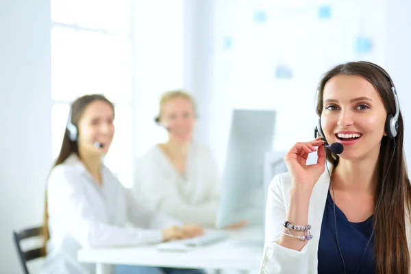 Lachende zakenvrouw of hulplijn operator met headset en computer op kantoor — Stockfoto