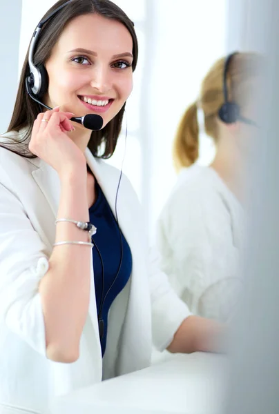 Χαμογελαστή επιχειρηματίας ή χειριστής γραμμής βοήθειας με ακουστικά και υπολογιστή στο γραφείο — Φωτογραφία Αρχείου