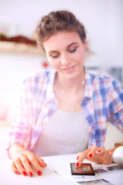 Lachende vrouw met haar mobiel in de keuken. Lachende vrouw. — Stockfoto