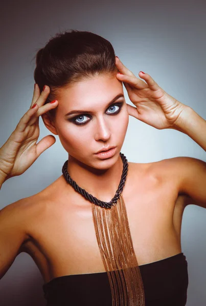 Retrato de una hermosa mujer con collar, aislado sobre fondo blanco. Retrato de una mujer hermosa. —  Fotos de Stock