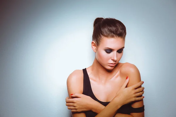 Portret van een mooie vrouw met ketting, geïsoleerd op witte achtergrond. Portret van een mooie vrouw. — Stockfoto