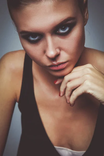 Portret van een mooie vrouw met ketting, geïsoleerd op witte achtergrond. Portret van een mooie vrouw. — Stockfoto