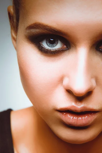 Retrato de una hermosa mujer con collar, aislado sobre fondo blanco. Retrato de una mujer hermosa. — Foto de Stock