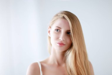 Gri arka planda izole edilmiş güzel bir kadının portresi.