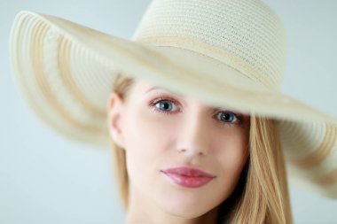Retrato de la hermosa modelo con sombrero, aislado sobre fondo blanco