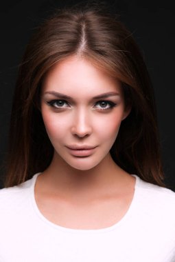 Siyah arka plan üzerine izole güzel bir kadın portresi. Güzel bir kadın portresi