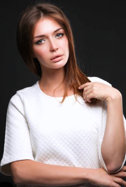 Siyah arka plan üzerine izole güzel bir kadın portresi. Güzel bir kadın portresi