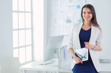 Ofiste dizüstü bilgisayarda çalışan çekici kadın. İş adamları