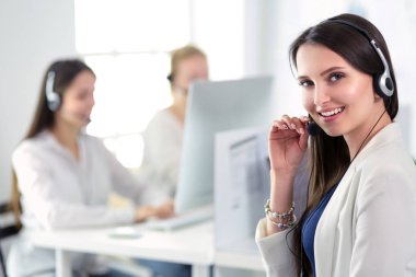 Ofiste dizüstü bilgisayarda çalışan çekici kadın. İş adamları