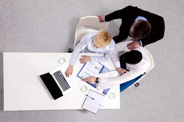 Zwei Geschäftsleute sitzen mit Laptop an ihrem Schreibtisch. Ansicht von oben — Stockfoto