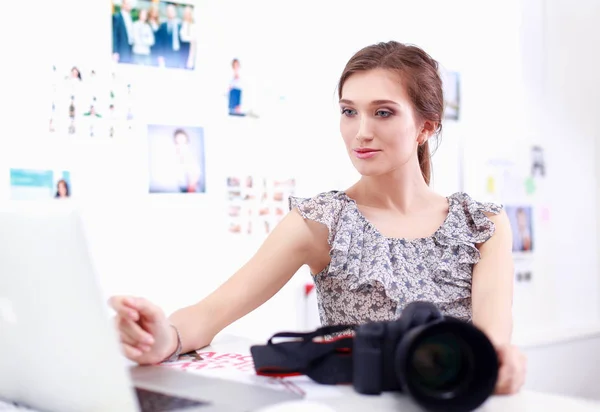 Porträtt av leende ung kvinna med kameran sitter i loftlägenhet — Stockfoto