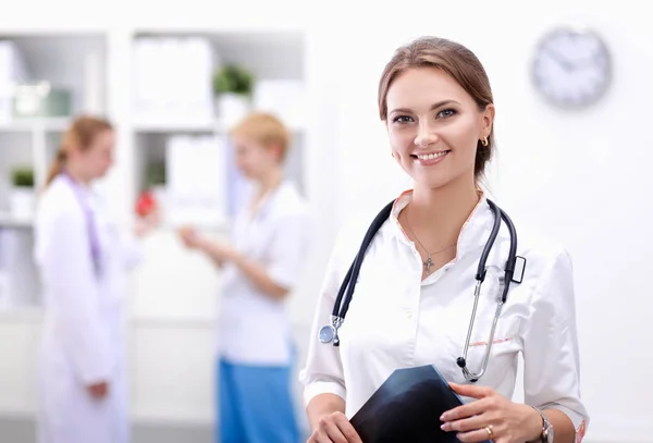 Jeune femme médecin debout à l'hôpital avec stéthoscope médical — Photo