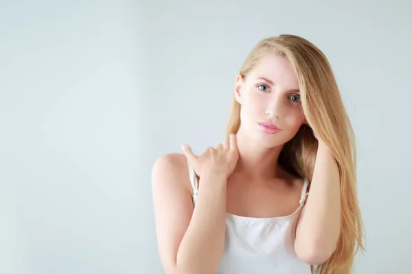 Portrait of beautiful woman isolated on gray background — Stock Photo, Image