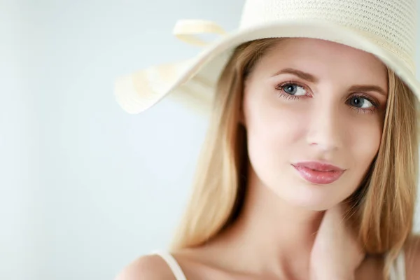 Portret van mooie model in hoed, geïsoleerd op witte achtergrond — Stockfoto