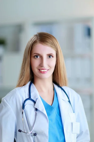 Portrait of woman doctor with folder at hospital corridor — Stock Photo, Image