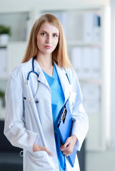 Portrait of woman doctor with folder at hospital corridor — Stock Photo, Image