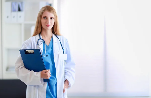 Portrait of woman doctor with folder at hospital corridor — Stock Photo, Image