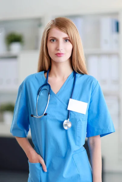 Retrato de doctora con carpeta en el pasillo del hospital — Foto de Stock