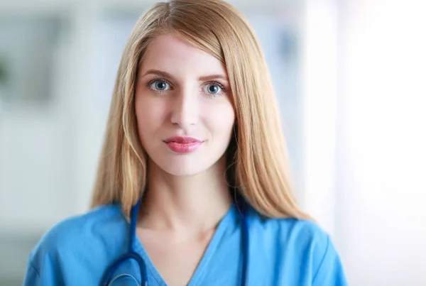 Retrato de médico mulher com pasta no corredor do hospital — Fotografia de Stock