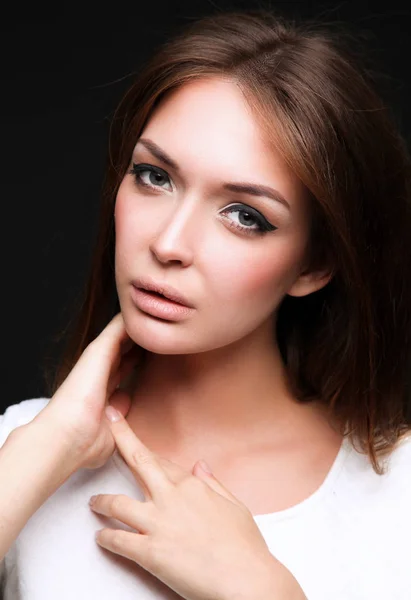 Portret van een mooie vrouw, geïsoleerd op zwarte achtergrond. Portret van een mooie vrouw — Stockfoto