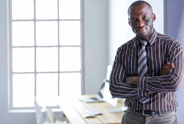 Ofiste duran yakışıklı bir zenci işadamının portresi.