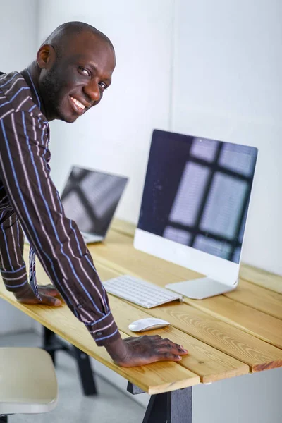 Porträtt av en stilig svart affärsman stående i ämbetet — Stockfoto