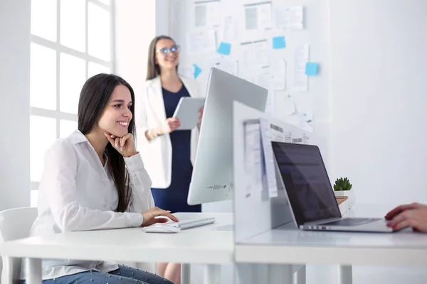 Atractiva mujer de negocios que trabaja en el ordenador portátil en la oficina. Gente de negocios — Foto de Stock