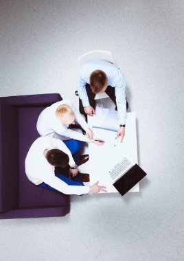 Laptop ile onların masada oturan iki iş adamları. Üstten Görünüm