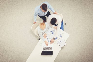 Laptop ile onların masada oturan iki iş adamları. Üstten Görünüm