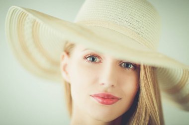 Retrato de la hermosa modelo con sombrero, aislado sobre fondo blanco